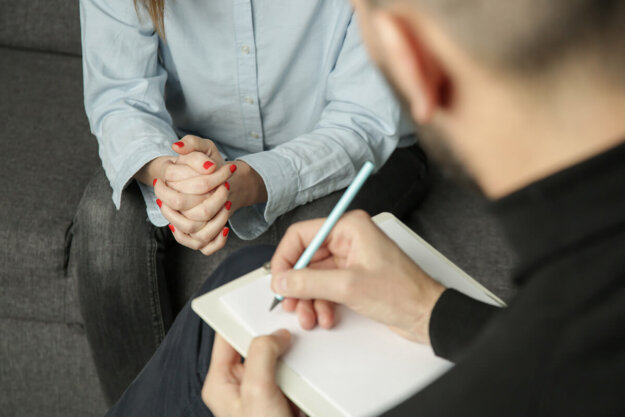 What Helps With Alcohol Withdrawal – 30 Tips on How to Cope client learning what helps with alcohol withdrawal during session with therapist